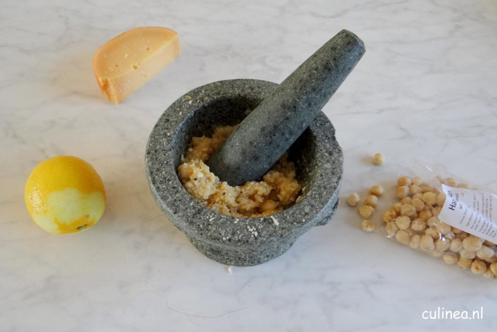 Hazelnootpesto met citroen en oude kaas