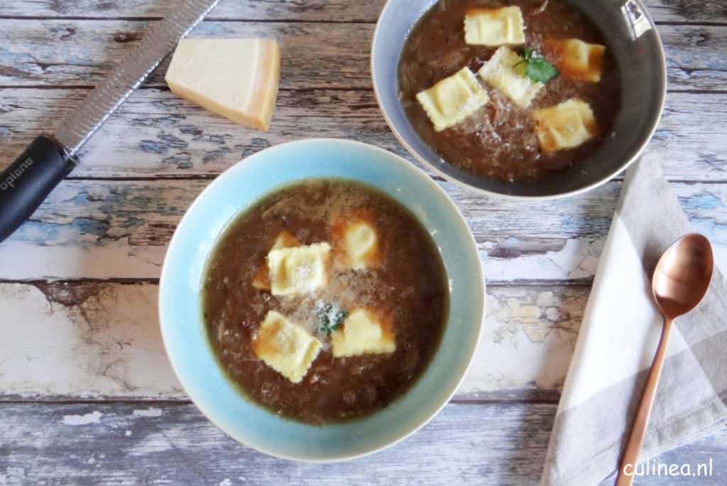 Italiaanse uiensoep met ravioli