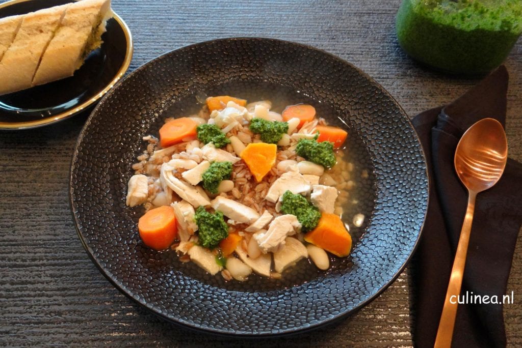 Kippensoep met wortel, witte bonen en spelt