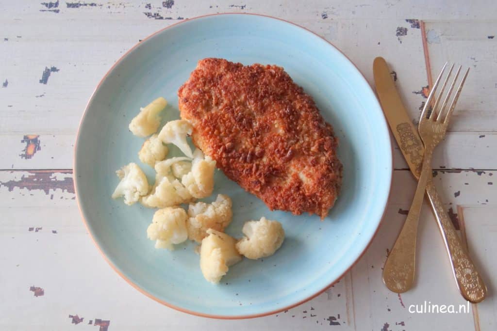Krokante kipschnitzels met gebakken bloemkoolroosjes