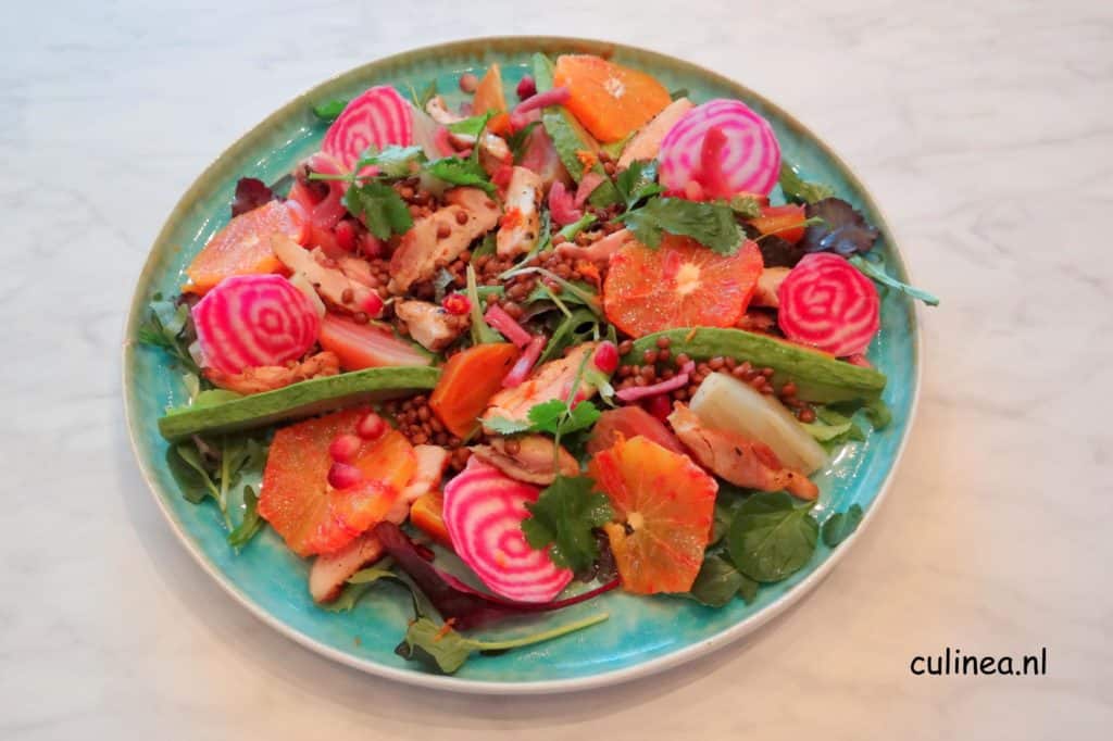 Lauwwarme salade met kippendijen, bietjes, linzen en bloedsinaasappel
