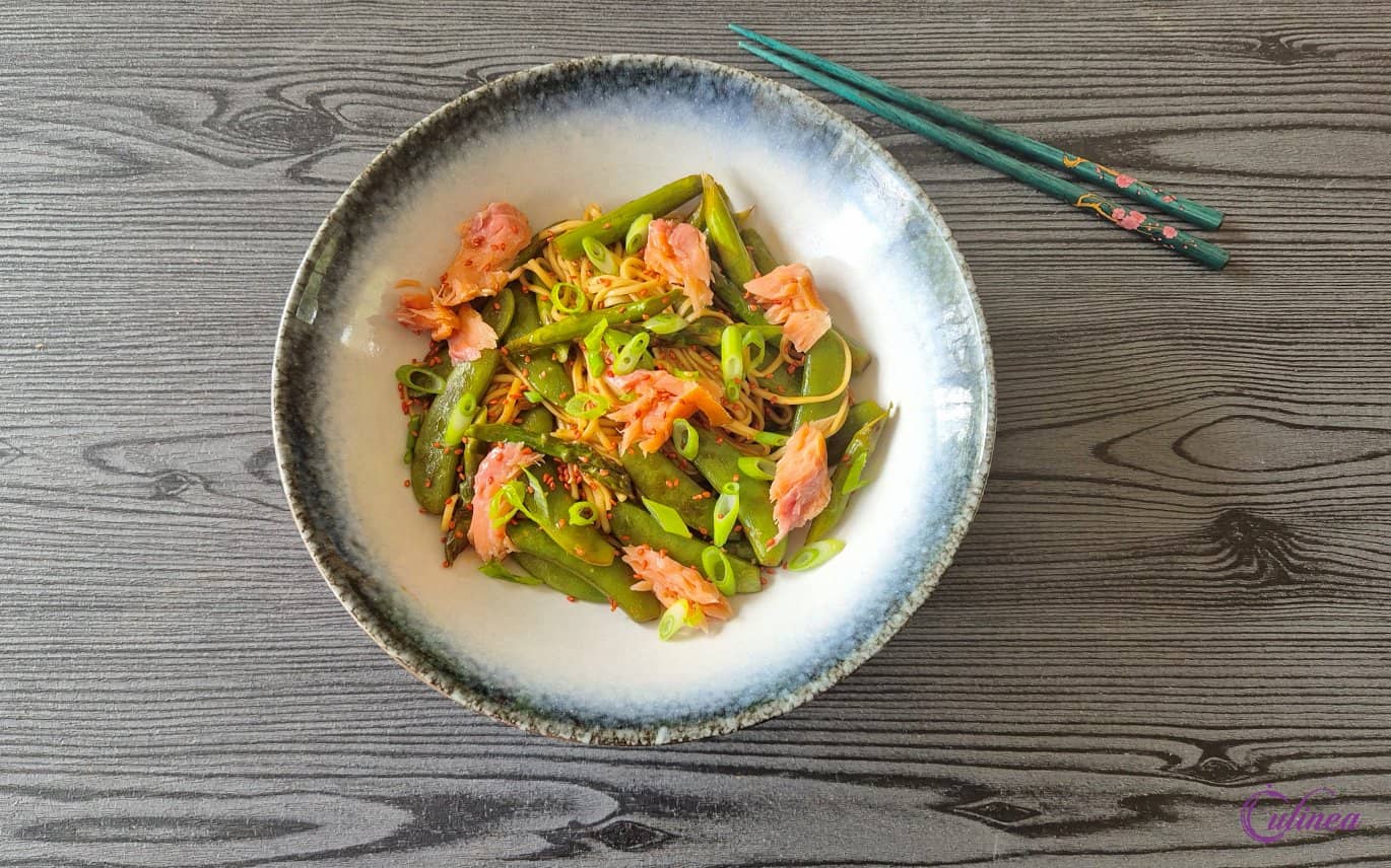 Noedels met asperges en gerookte zalm