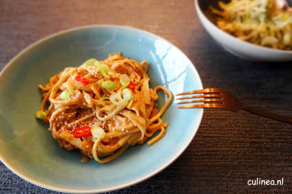 Noedels met pindasaus en witte kool