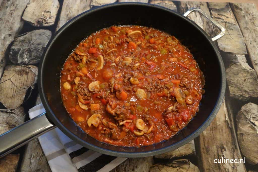 Pastasaus met gehakt, tomaten en paddenstoelen