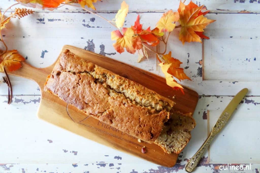 Pompoencake met dadels en chaikruiden