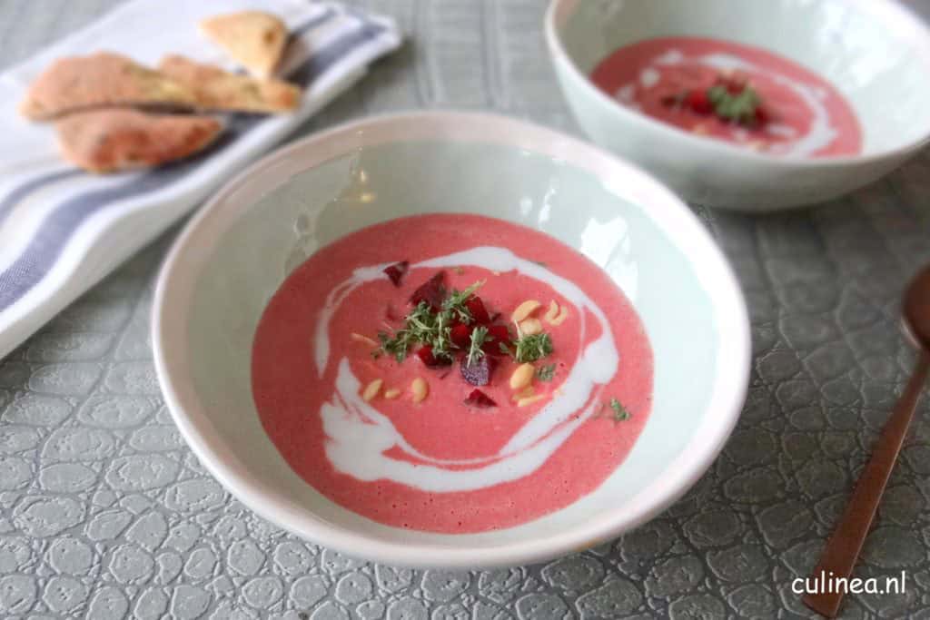 Rode bietensoep met gember en kokosmelk