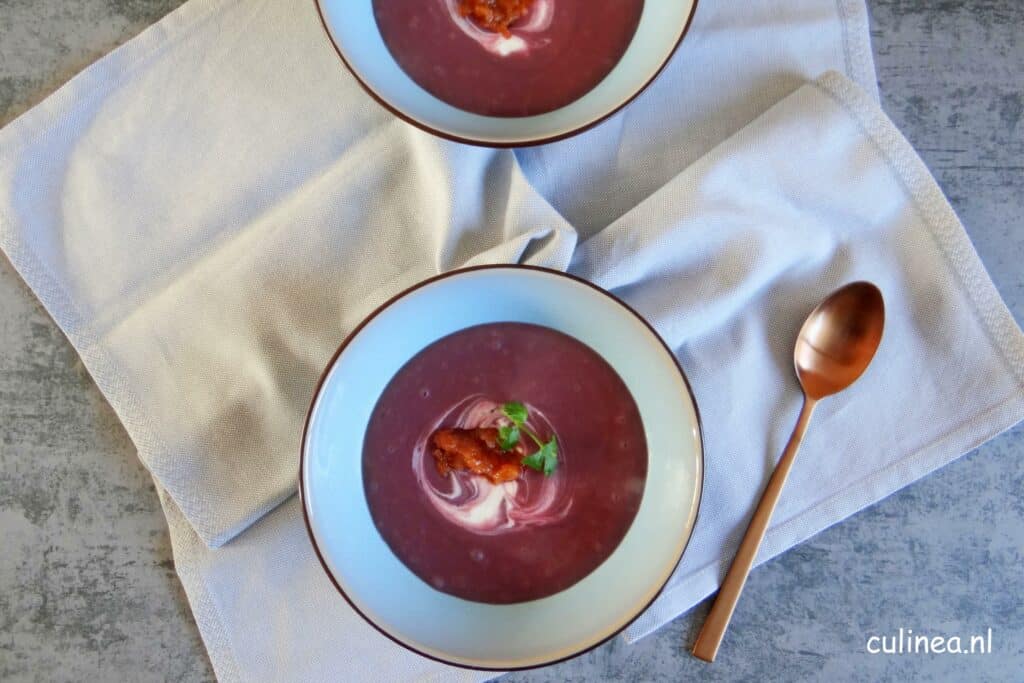 Rode kool en pompoensoep met pompoenchutney