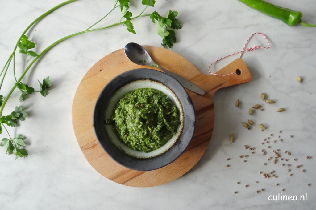 Zhoug met pittige kruidensaus op een bord