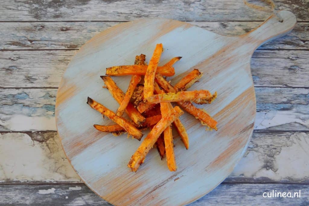 Zoete aardappel frietjes uit de oven