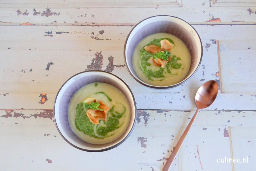 Aardpeersoep met aardpeerchips en peterseliepesto