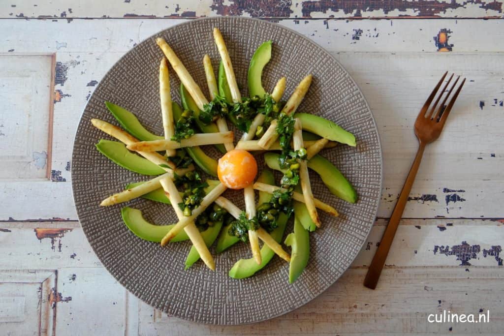 Asperge, avocado salade met pistache gremolata