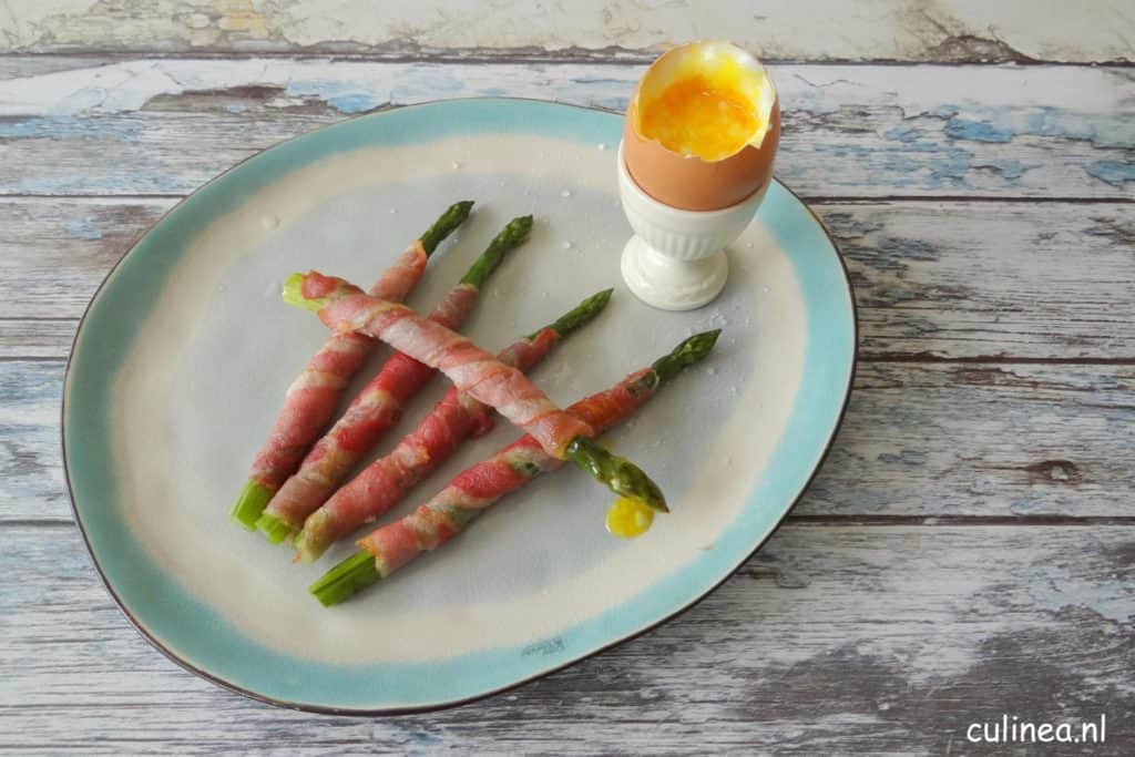 Aspergesoldaatjes met zachtgekookt ei
