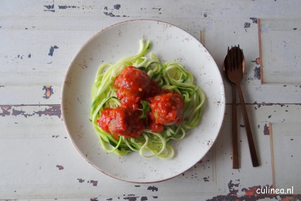 Courgetti met gehaktballen in tomatensaus