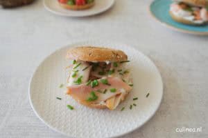 Drie verschillende belegde bagels