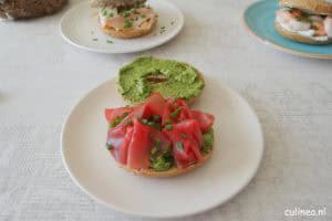 Drie verschillende belegde bagels