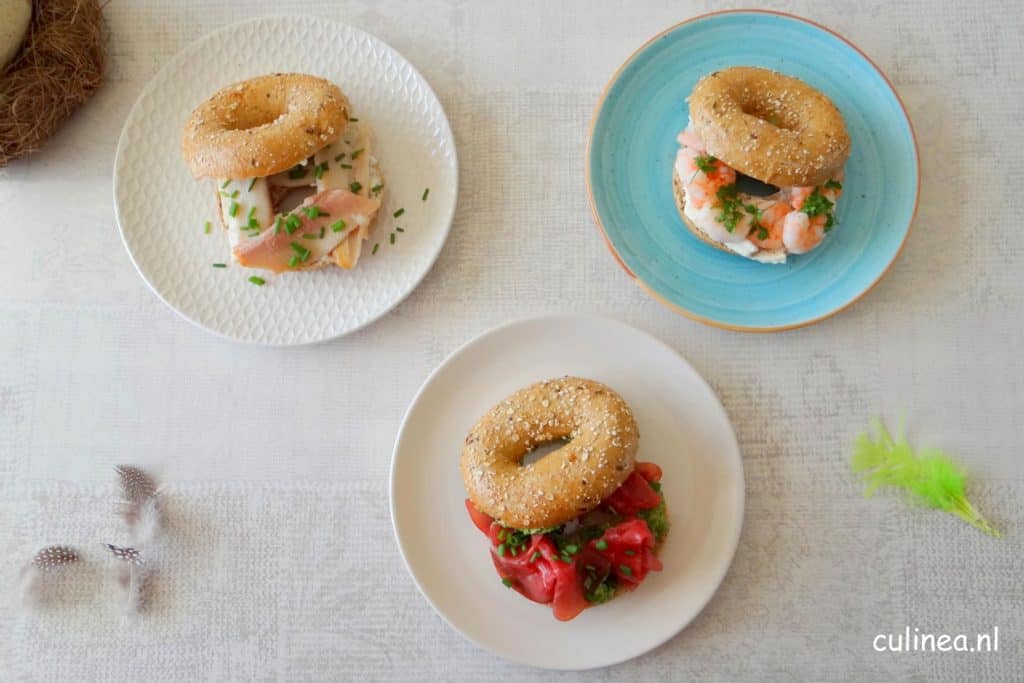 Drie verschillende belegde bagels