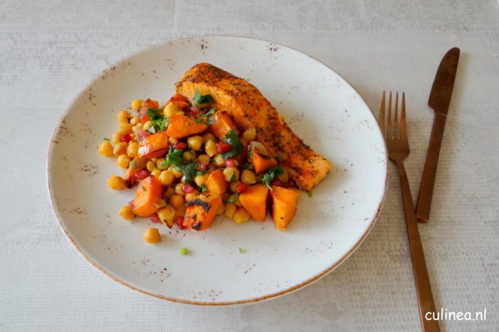 Harissa zalm met gebakken zoete aardappelblokjes en kikkererwten