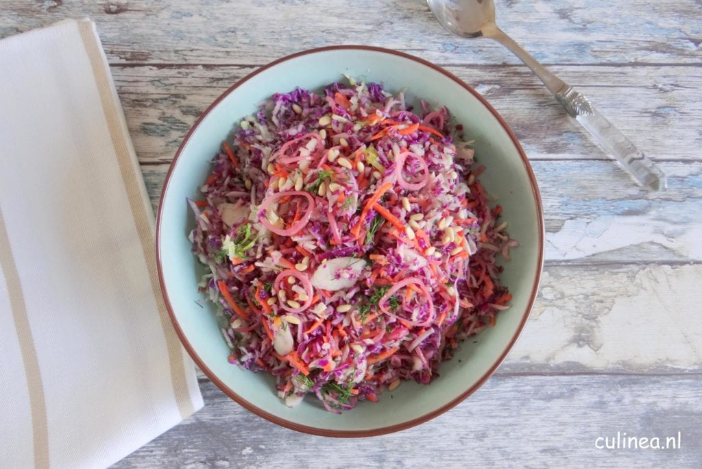 Koolsla met venkel, wortel, peer, dille en pijnboompitten