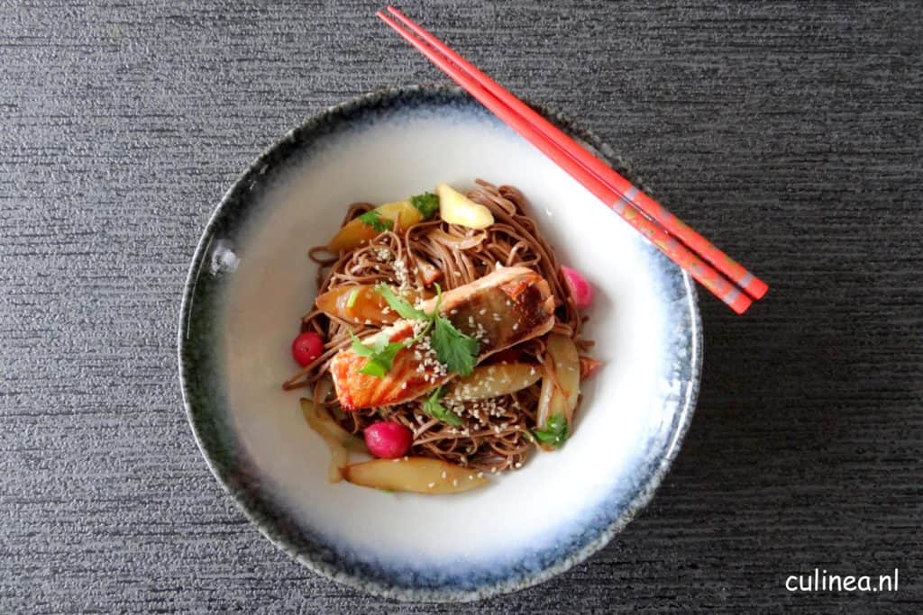 Miso zalm met roergebakken asperges en noedels