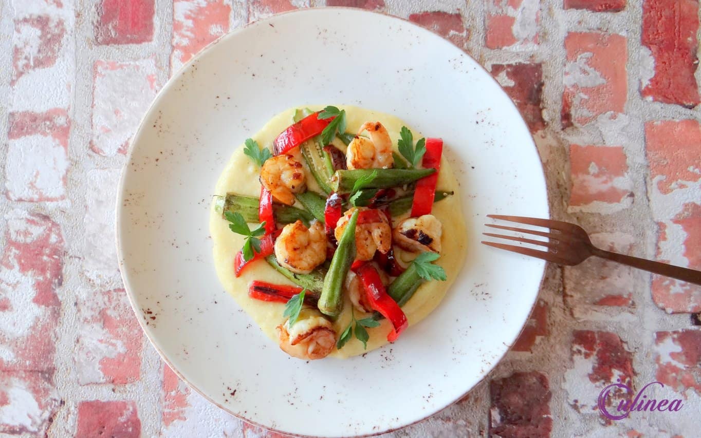 Polenta met garnalen, okra en paprika