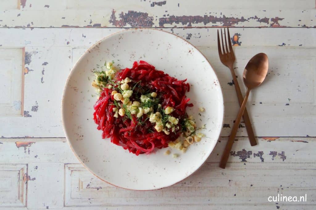 Rode biet spaghetti met balsamico en blauwe kaas