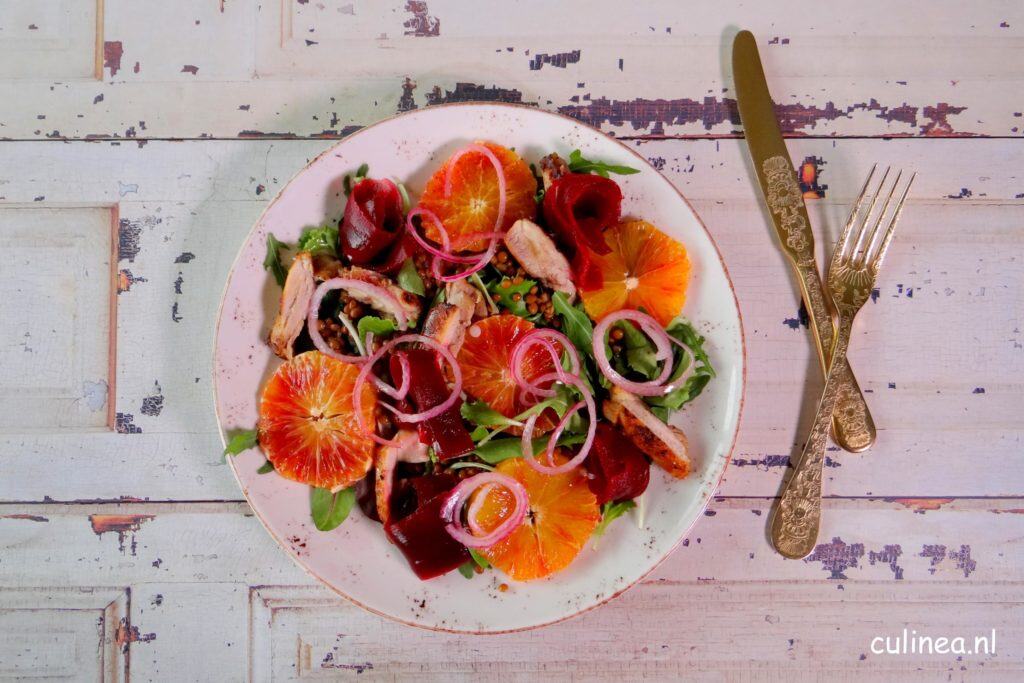 Salade met kip, rode biet, bloedsinaasappel en linzen