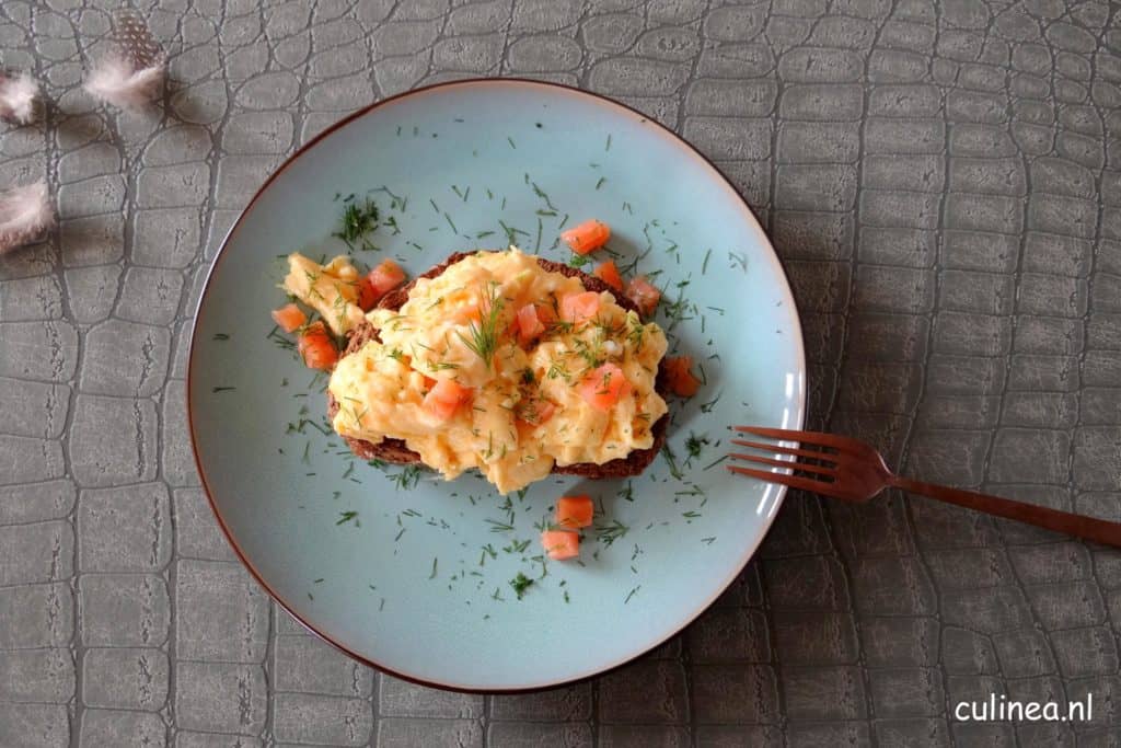 Scrambled egg van ganzenei met gerookte zalm en dille