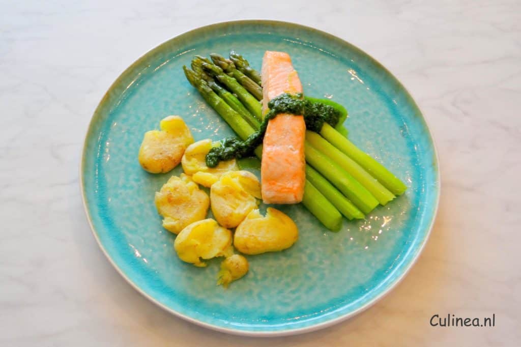 Zalm met groene asperges en krieltjes uit de oven
