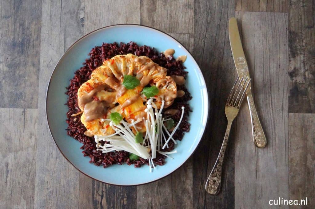 Zwarte rijst met bloemkoolsteaks en pindasaus