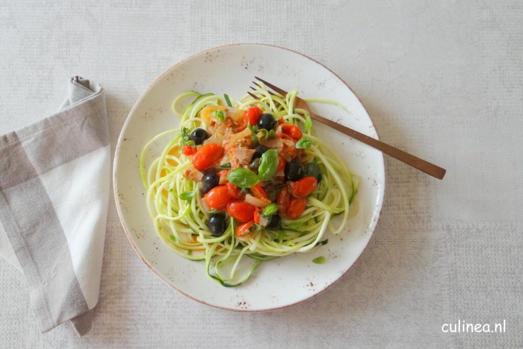 Courgetti met Puttanesca saus en tonijn
