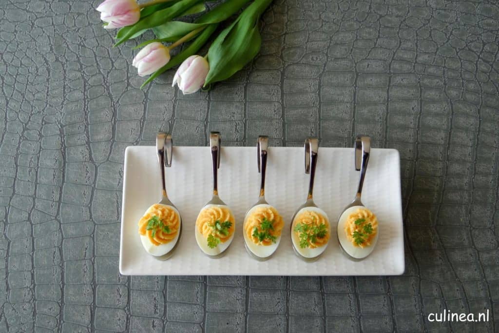 Gevulde eieren met gerookte zalm en kervel