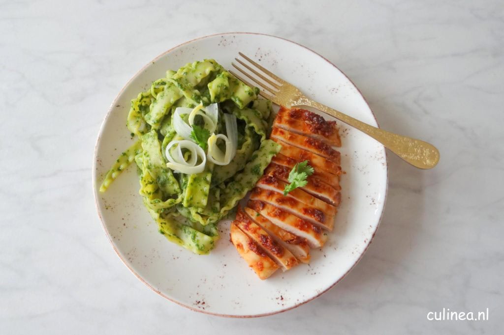 Miso kipfilet met pasta, asperges en miso spinaziepesto