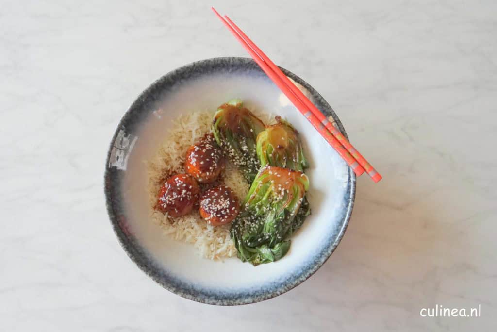 Pittige kipgehaktballetjes met paksoi en rijst