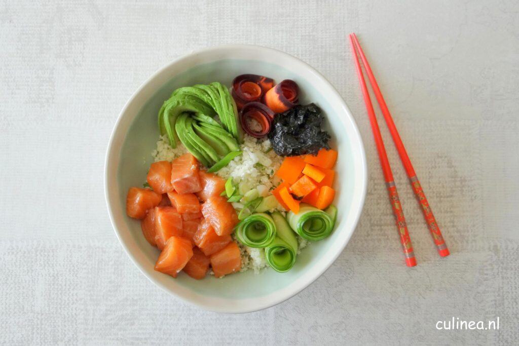 Poke bowl van bloemkoolrijst met zalm