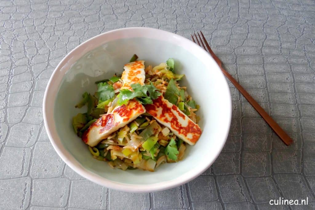 Roergebakken peultjes, prei en rijst met halloumi