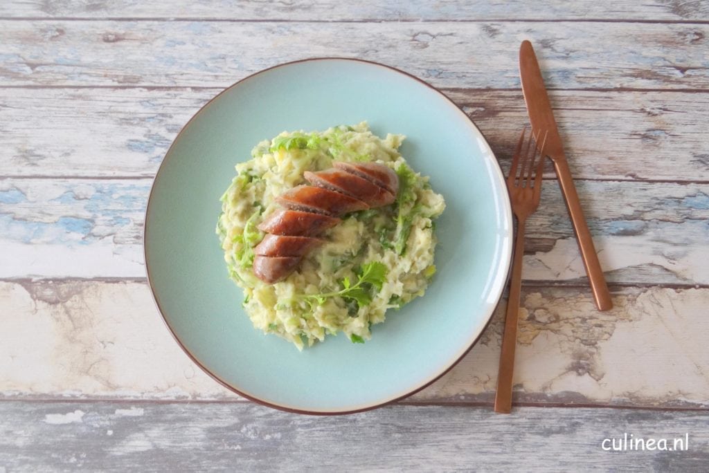 Stamppot zoute boontjes en raapstelen met rundersaucijs
