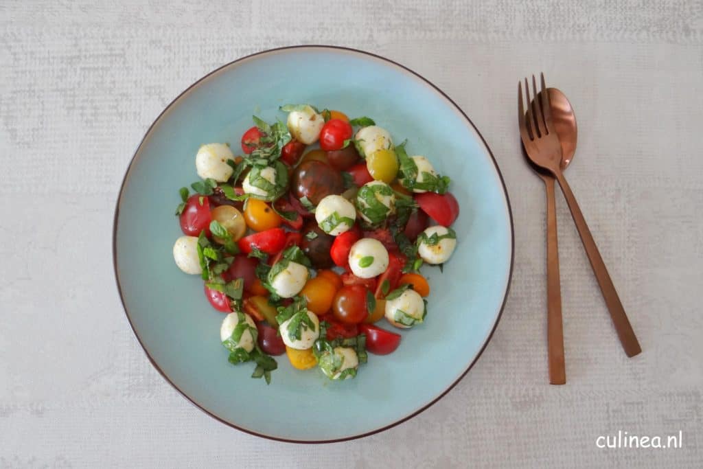 Cherrytomaatjes met gemarineerde mozzarellabolletjes