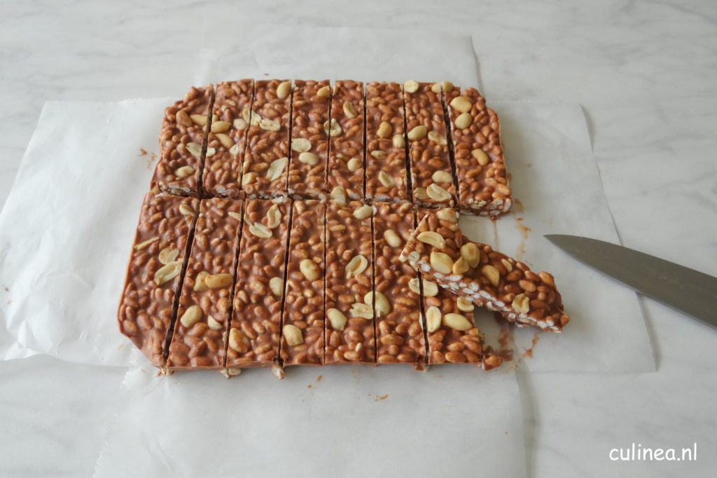 Chocolade gepofte rijstrepen met pindakaas