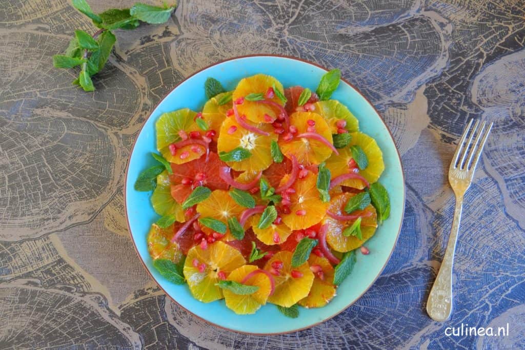 Citrus salade met granaatappel, rode ui en munt