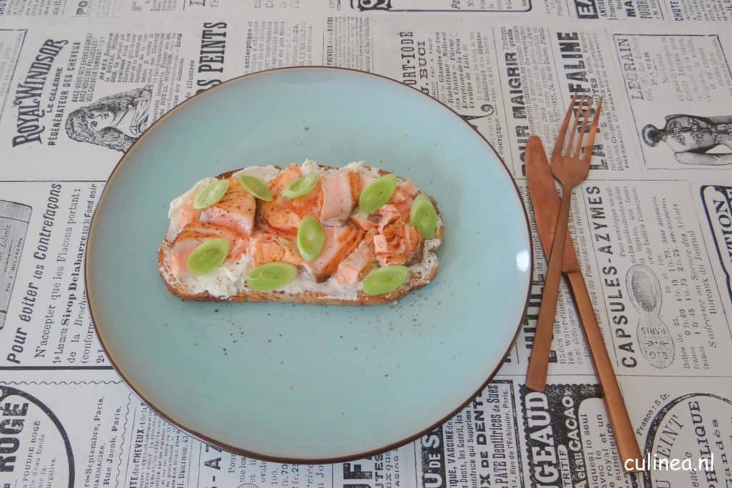 Toast met verse roomkaas, zalm en pre-harvest knoflook