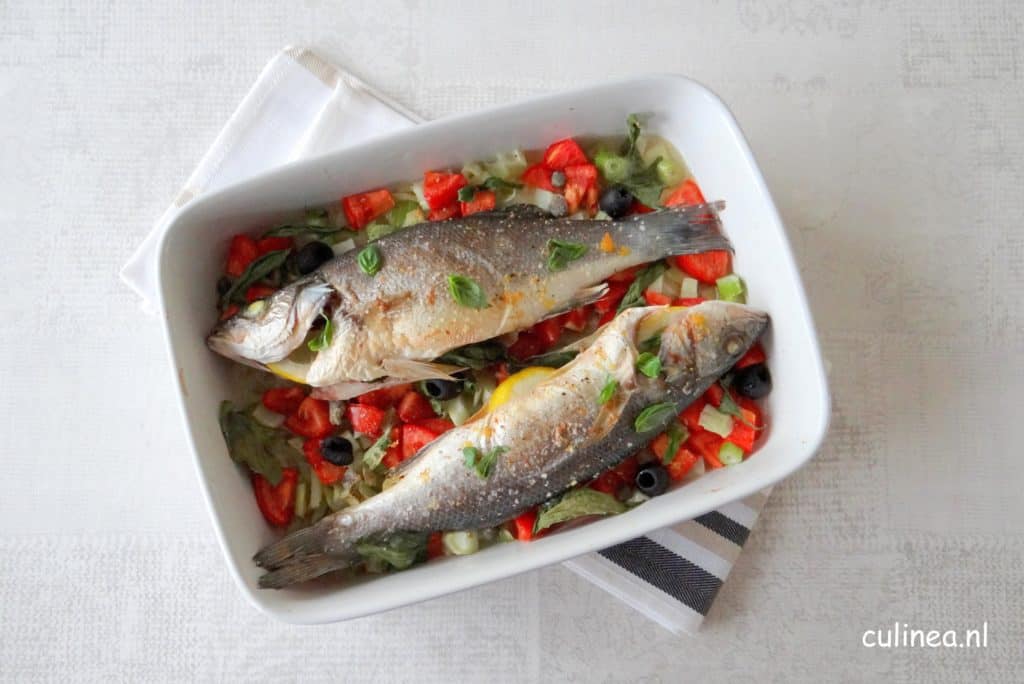 Zeebaars uit de oven met venkel, tomaat en basilicum