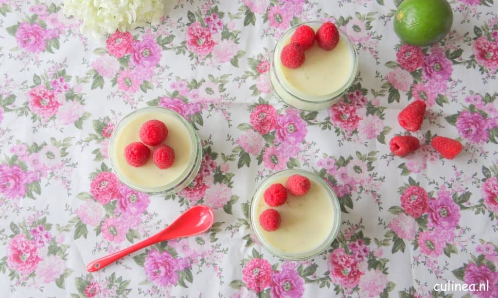 Fluweelzacht limoendessert in een glaasje