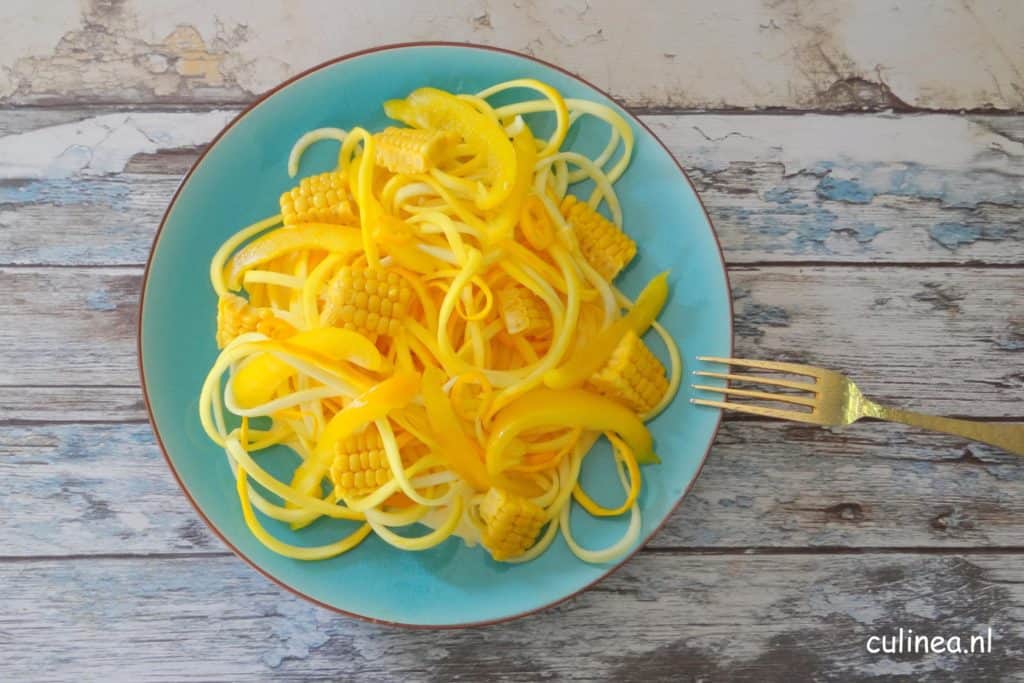 Gele courgetti salade met gele groenten