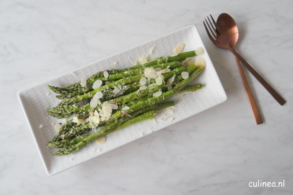 Geroosterde groene asperges met nagelkaas