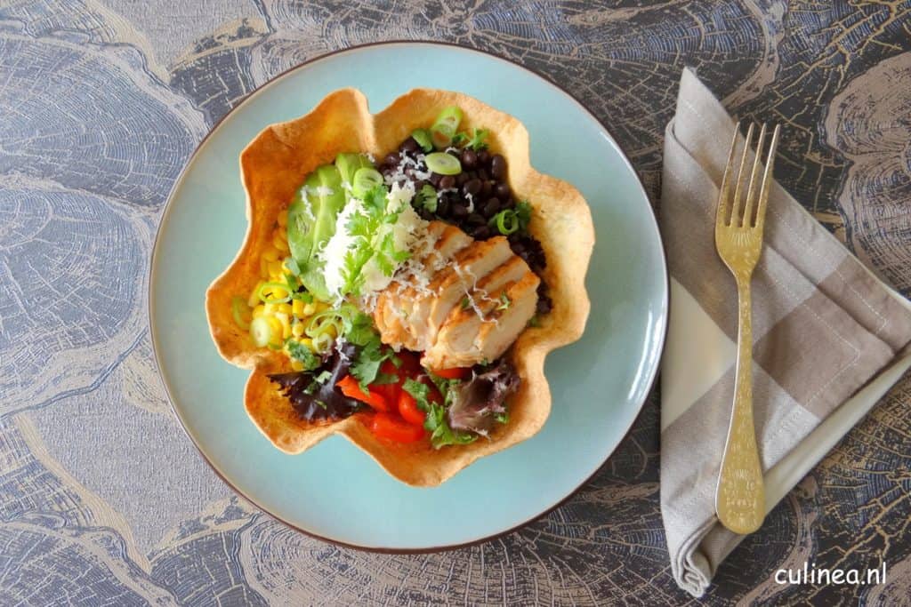 Kip met chilisalade in een tortillamandje
