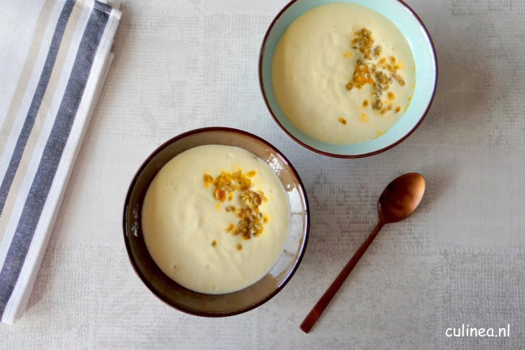 Luchtige mango banaan smoothie bowl