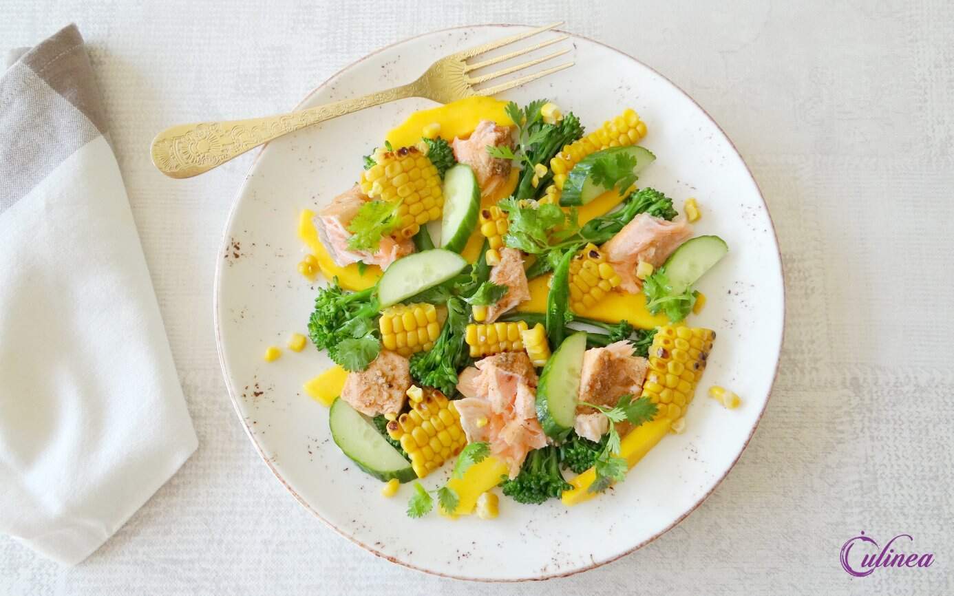 Salade met zalm, mais, bimi en mango