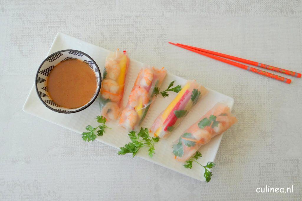Springrolls met garnalen en pindasaus