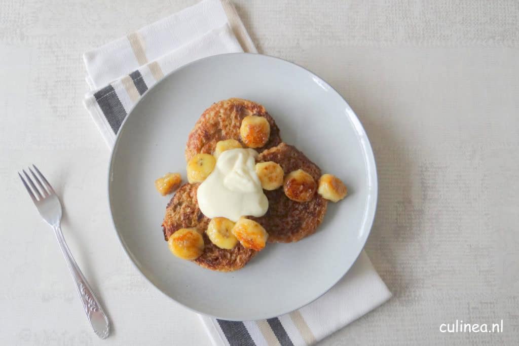 Wentelteefjes met gekaramelliseerde banaan