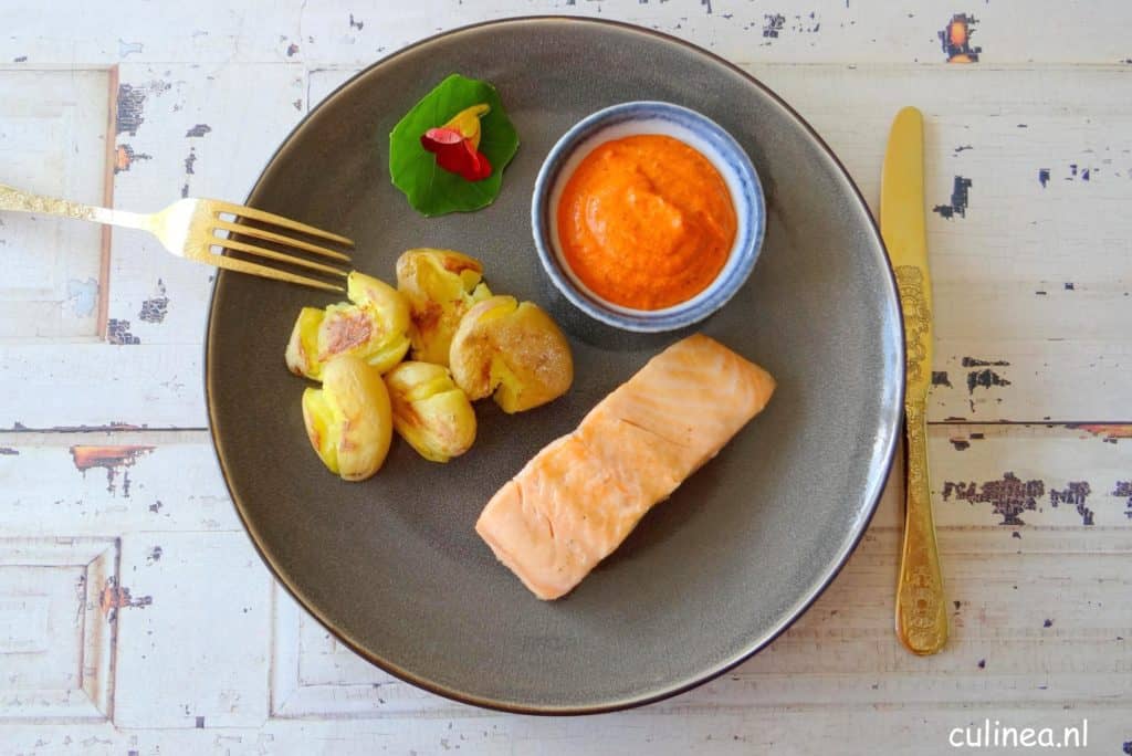 Zalm met geplette aardappeltjes en Romesco saus